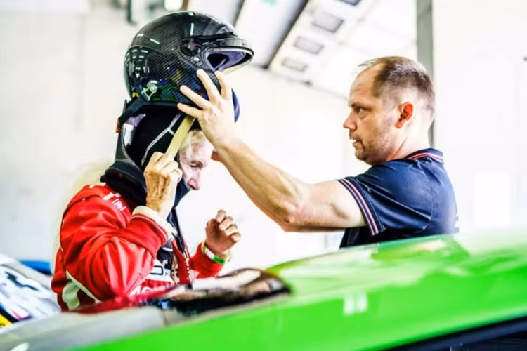 Mới đây, một video ghi lại cảnh cụ bà 83 tuổi lái siêu xe Lamborghini Gallardo Super Trofeo Stradale (STS) tại Monza đã khiến giới chơi xe không khỏi trầm trồ. Trên thực tế, đây là video quay lại cảnh bà lái xe từ đầu 2022.
