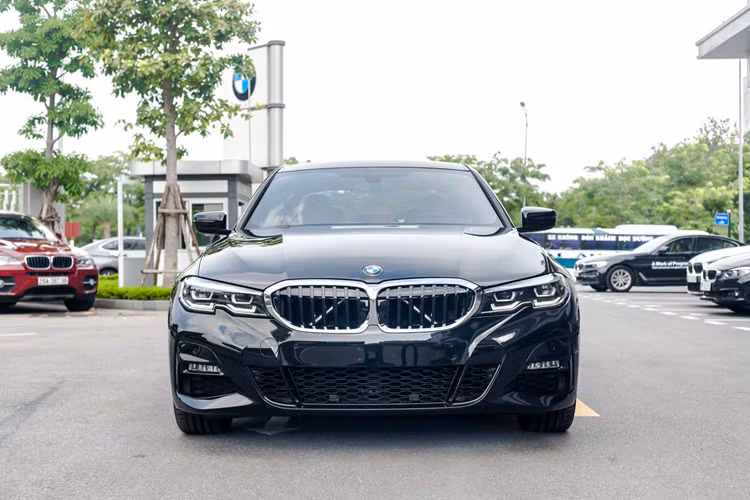 Ở bản 320i M Sport cao cấp hơn, xe sẽ có trần xe màu đen, hệ thống âm thanh Harman Kardon 16 loa cùng vô-lăng M Sport thể thao.