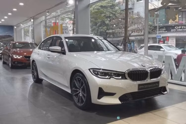 So với bản LCI mới nhất, BMW 3-Series 2021 đang được ưu đãi này có một số khác biệt ở ngoại thất. Ở phiên bản tiêu chuẩn, xe sẽ được trang bị cụm đèn trước là LED thường. Còn bản cao cấp là cụm đèn loại loại Adaptive LED.