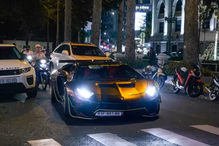 Trong đó, chiếc siêu xe Lamborghini Aventador LP700-4 mang gói độ Liberty Walk này được dán bộ áo tán sắc, có thể thay đổi theo góc nhìn, với 2 màu chủ đạo là tím và xanh.