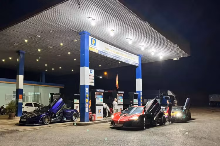 Kết hợp 3 mô-tơ điện với động cơ xăng V8, siêu xe hybrid Ferrari SF90 Stradale của đại gia lan đột biến có tổng công suất tối đa 986 mã lực. SF90 Stradale chính là siêu xe plug-in hybrid đầu tiên trong lịch sử của hãng Ferrari cũng là chú ngựa chồm mạnh nhất hiện nay.