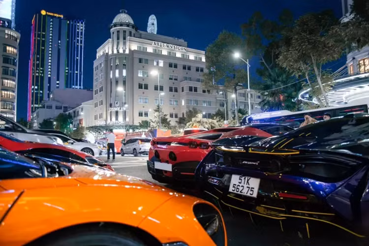 Sau hơn 1 tiếng có mặt tại đây, nhóm siêu xe này đã bắt đầu rời đi, và vào cao tốc Long Thành - Dầu Giây để trải nghiệm tốc độ. Đây cũng là dịp hiếm hoi có 1 nhóm chơi siêu xe tụ tập cùng nhau, kể từ khi hành trình siêu xe Car Passion, và 1 số nhóm chơi xe khác tan rã.