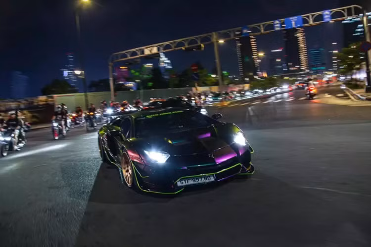 Cụ thể, buổi họp mặt này có sự xuất hiện trở lại của siêu xe Ferrari SF90 Stradale và McLaren 720S sau 1 thời gian dài mất tích trên đường phố Sài thành. Ngoài ra còn có 3 chiếc siêu xe khác cũng góp mặt như McLaren 650S Spider, McLaren 720S độ N-Largo và Lamborghini Aventador LP700-4 độ Liberty Walk.