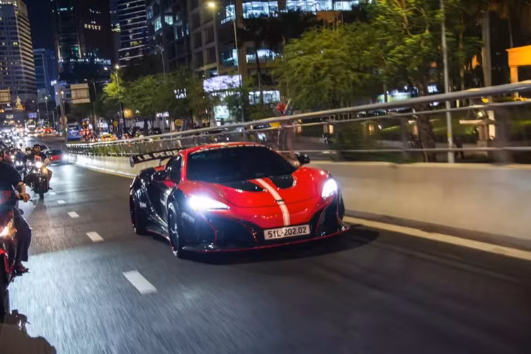 Để phù hợp với bộ áo mới của chiếc siêu xe Lamborghini Aventador Limited Edition 50, đơn vị rao bán còn cho xe sơn bộ mâm Forgiato sang màu vàng đồng nổi bật. Được biết, chủ nhân đầu tiên của xe Lamborghini Aventador Limited Edition 50 đã tốn 3 tỷ đồng cho gói độ này, 1 số tiền khá khủng, có thể mua được các xe thể thao, SUV hạng sang.