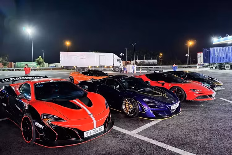 Ferrari SF90 Stradale được trang bị động cơ xăng V8, tăng áp, dung tích 4.0 lít, sản sinh công suất tối đa 769 mã lực và mô-men xoắn cực đại 800 Nm. Động cơ này kết hợp với hệ thống hybrid bao gồm 3 mô-tơ điện cung cấp thêm công suất 217 mã lực này là cụm pin lithium-ion 7,9 kWh.