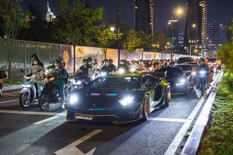 So với bản tiêu chuẩn, hãng độ Liberty Walk đã mang đến ngoại hình hiếu chiến hơn cho Lamborghini Aventador Limited Edition 50 nhờ bộ body kit thân rộng đặc trưng của thương hiệu, với các vòm bánh xe rộng được cố định bằng đinh tán, cánh gió đuôi khổng lồ, nắp capô carbon mới cùng việc thêm rất nhiều chi tiết carbon cho ngoại thất.