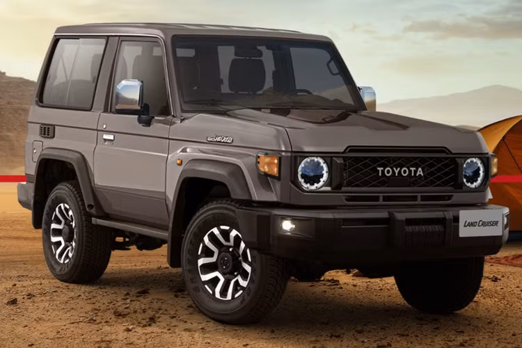 Mặc dù Land Cruiser J70 đã ra mắt từ năm 1984 và trở nên khá lạc hậu nhưng mẫu SUV này vẫn được nhiều người dùng yêu mến bởi thiết kế đậm chất cổ điển và khả năng vận hành bền bỉ.