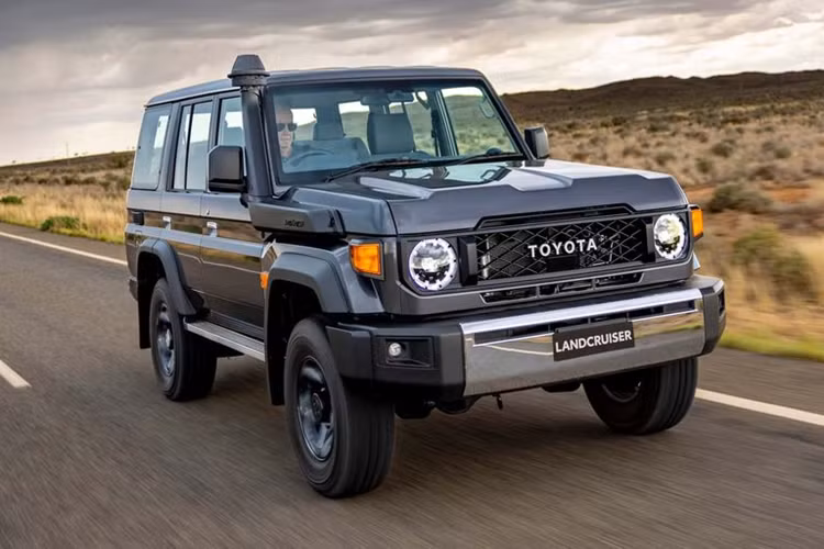 Mặc dù đã trình làng cách đây 40 năm, tuy nhiên, dòng SUV địa hình Toyota Land Cruiser J70 huyền thoại hiện vẫn còn được phân phối tại một số thị trường như Úc hay Nhật Bản. Mới đây, Toyota đã quyết định ra mắt phiên bản nâng cấp của mẫu xe này, bổ sung tùy chọn hộp số sàn 5 cấp.