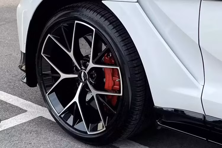 Đến nay, chiếc xe SUV Aston Martin DBX707 2024 này đã xuất hiện tại đại lý chính hãng ở trong Sài thành, và hiện chưa rõ, là chiếc SUV nhanh nhất thế giới này đã có chủ nhân hay chưa.
