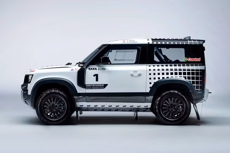 So với phiên bản thương mại, mẫu SUV hiệu năng cao này được trang bị nhiều hệ thống hỗ trợ, giúp chiếc xe có thể vượt qua nhiều loại địa hình phức tạp.