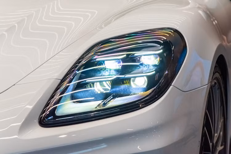Porsche Panamera 2025 được trang bị màn hình sau vô-lăng kích thước 12,6 inch và có thiết kế cong tương tự Porsche Taycan hay Porsche Cayene mới. Màn hình trung tâm 12,3 inch có kết nối Apple CarPlay không dây đi kèm dàn âm thanh tùy chọn Burmester 3D có giá 460,6 triệu đồng.