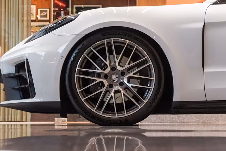 Điều thú vị là hệ thống trên có thể hoạt động tốt tới nỗi Porsche tuyên bố Panamera 2025 không cần lò xo giảm xóc để mang lại cảm giác lái thoải mái khi vận hành. Chưa hết, hãng cho biết khoảng sáng gầm xe có thể nâng tối đa 55mm, qua đó mang lại độ tiện lợi như xe SUV.
