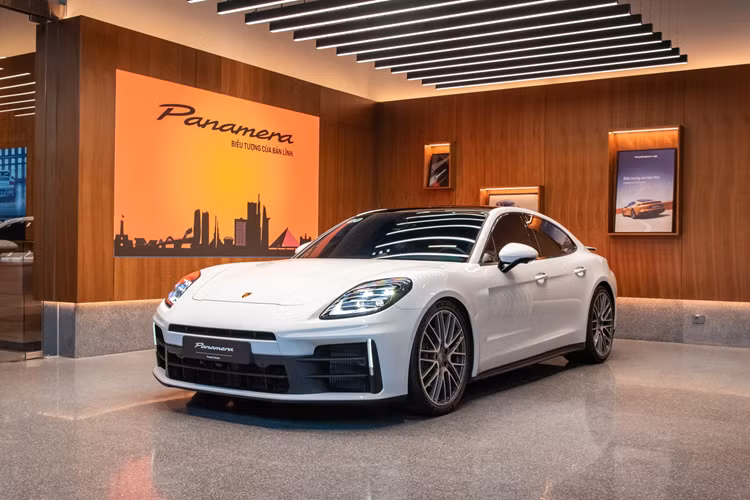 Cánh gió phía sau có thể đóng/mở chủ động hoặc nâng/hạ qua màn hình trung tâm xe. Bên trong cabin, Porsche Panamera 2025 được thiết kế theo hướng tối giản nhưng không kém phần hiện đại, sang trọng. Bệ trung tâm đã lược bỏ hầu hết các phím vật lý. Cần số cũng được chuyển lên vị trí bên phải vô-lăng giúp việc điều chuyển số dễ dàng thuận tiện hơn.