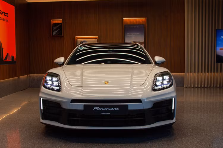 Về truyền động, Porsche Panamera 2025 tiêu chuẩn trong bài được trang bị động cơ 2.9L V6, tăng áp kép cho công suất 353 mã lực và 500 Nm mô-men xoắn. Thời gian tăng tốc 0-100 km/h của bản tiêu chuẩn là 5 giây.