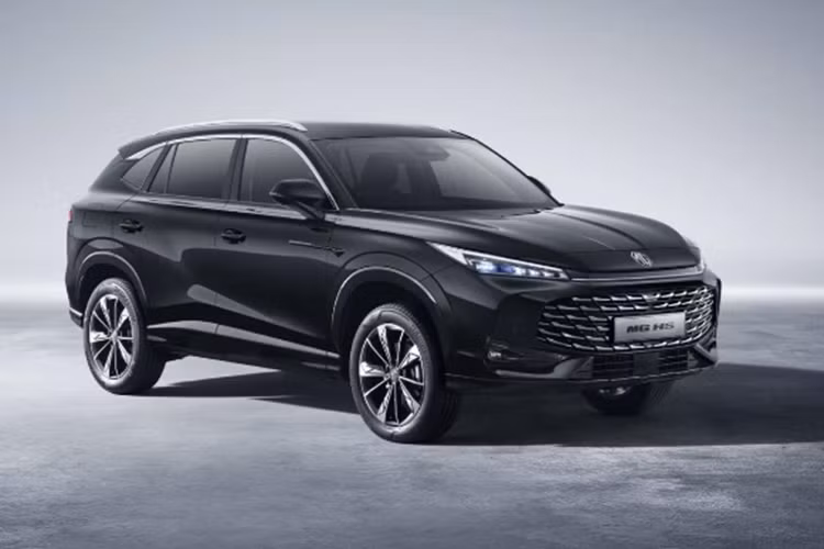 Mức giá xe MG HS 2025 tại Anh Quốc bán ra khởi điểm từ 32.187 USD (818,2 triệu VNĐ) cho bản máy xăng và từ 40.557 USD (1,031 tỷ VNĐ) đối với bản PHEV.