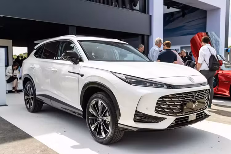 Thiết kế bên ngoài của MG HS 2025 mới có khá nhiều chi tiết được vay mượn từ Roewe RX5 – một mẫu CUV có kích thước tương đương cùng thuộc công ty mẹ SAIC. Điều này được thể hiện rất rõ ở kiểu dáng đèn pha trước/sau và vành la-zăng của cả hai mẫu xe này.