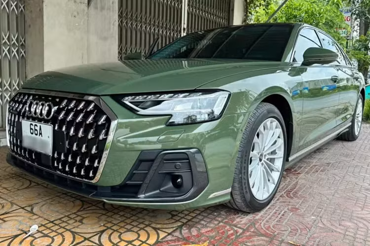Không hiểu lý do là gì mà nhiều đại gia đã nhanh chóng bán gấp chiếc xe Audi A8L thế hệ mới chỉ sau vài tháng sử dụng, chẳng hạn như Minh Nhựa đã bán gấp chiếc xe Audi A8L của mình chỉ sau 2 tháng.