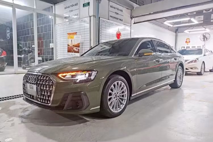 Audi A8L sử dụng hộp số tự động Tiptronic 8 cấp đi kèm hệ dẫn động bốn bánh toàn thời gian Quattro trứ danh của Audi cũng như khóa vi sai trung tâm cũng là trang bị tiêu chuẩn trên A8L thế hệ mới, nhờ đó, chiếc xe này có khả năng tăng tốc từ vị trí xuất phát lên 100 km/h chỉ trong thời gian 5,7 giây.