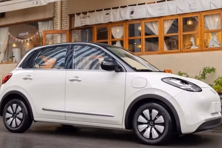 Với kích thước này, xe được định vị trong phân khúc hatchback hạng A, “chung mâm” với Hyundai i10, Kia Morning và VinFast VF 5. Wuling Bingo EV sở hữu ngoại hình năng động và hiện đại. Là xe điện nên Bingo EV không có lưới tản nhiệt, chỉ có khe gió được đặt thấp, tích hợp trên cản trước.
