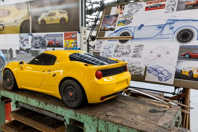 Theo Abarth, mẫu xe này có cửa sổ phía sau bằng kính plexi có rãnh để cải thiện khả năng làm mát. Thương hiệu cũng cho biết, Abarth Classiche 1300 OT chính là một mẫu xe có thể tôn vinh một chiếc xe đua với những thành công vang dội vẫn còn trong trái tim của tất cả những người yêu thương hiệu Abarth trên toàn thế giới.
