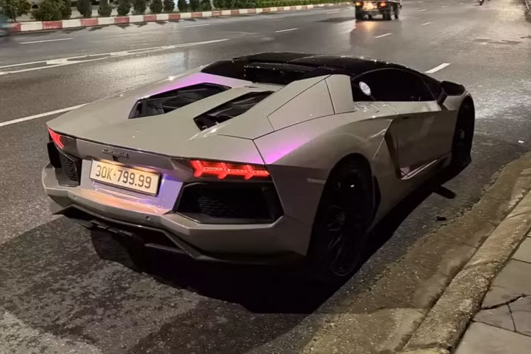 Gần đây thôi, có lẽ giới mê xe khá tò mò trước việc 1 chiếc siêu xe mui trần Lamborghini Aventador LP700-4 Roadster đã qua sử dụng, được 1 ông chủ showroom xe sang ở Hà Nội cầm lái trên đường phố Thủ đô với biển số 30K-799.99.