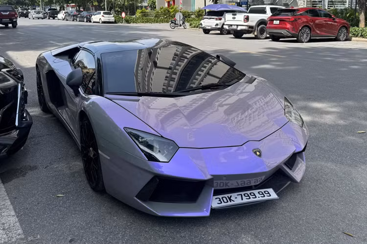 Hệ truyền động trên siêu xe mui trần Lamborghini Aventador LP700-4 Roadster vẫn là khối động cơ V12, dung tích 6.5 lít, tạo ra công suất tối đa 690 mã lực tại vòng tua máy 8.250 vòng/phút và mô-men xoắn cực đại 690 Nm tại vòng tua máy 5.500 vòng/phút.