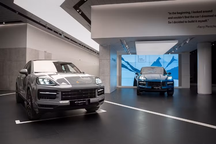 Sức mạnh trên Porsche Cayenne 2024 đến từ ba tùy chọn động cơ khác nhau. Phiên bản tiêu chuẩn sở hữu động cơ tăng áp V6 3.0 lít, sản sinh công suất 348 mã lực và 500 Nm. Trong khi đó, động cơ tăng áp kép V8 4.0 lít sẽ thay thế cho động cơ V6 trước đó trên mẫu Cayenne S, cho công suất tối đa 467 mã lực và mô-men xoắn 600 Nm.