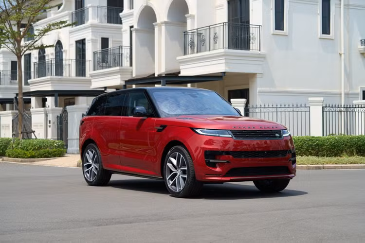 Thiết kế của mẫu SUV hạng sang Range Rover Sport thế hệ mới vẫn mang phong thái của một quý tộc Anh quốc, trau chuốt nhưng không quá phô trương. Lưới tản nhiệt và cản trước được thiết kế lại với nhiều đường thẳng. Phần hông vẫn giữ nguyên những đường thẳng dứt khoát tạo vẻ khỏe khoắn truyền thống.