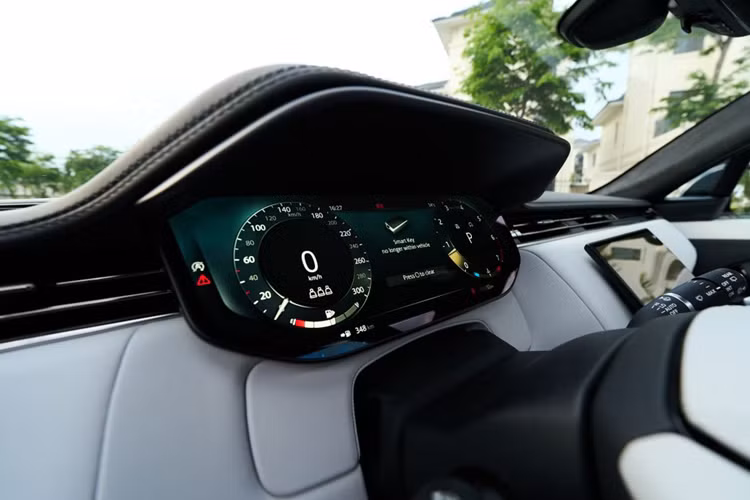 Điểm khác biệt lớn nhất ở Range Rover Sport thế hệ mới là nhờ việc chuyển sang khung gầm MLA-Flex mà chiều dài cơ sở của Range Rover Sport 2023 tăng 54mm, lên 2.977mm, qua đó người ngồi hàng ghế sau có thể thoải mái hơn.