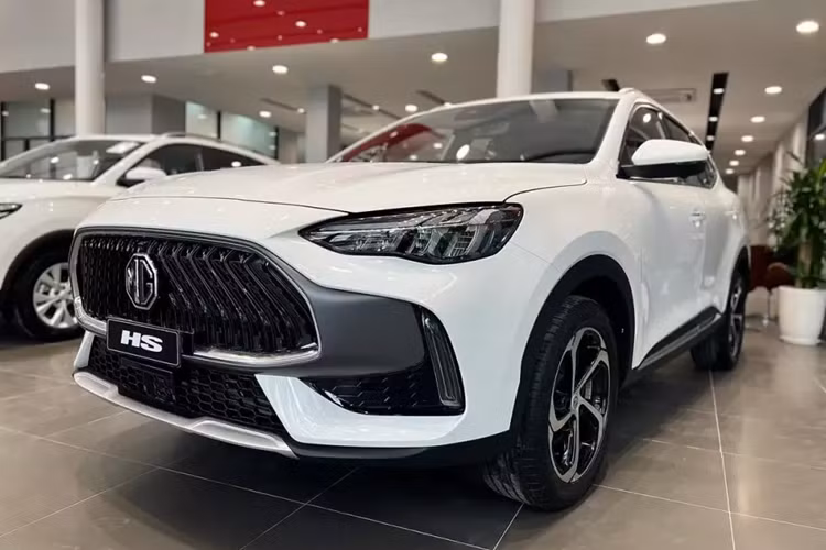  MG HS mới ra mắt Việt Nam từ tháng 1/2024 với 2 phiên bản là DEL và LUX cùng giá niêm yết lần lượt 699 triệu và 749 triệu đồng. Tuy nhiên, trong thời gian qua, mẫu xe này liên tục được cả hãng và đại lý giảm giá nhằm thu hút khách hàng.