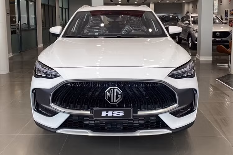 Được biết, những chiếc MG HS giảm giá mạnh này tại đại lý đều là xe sản xuất năm 2023 (số VIN 2023). Đây là động thái nhằm đẩy hàng tồn của đại lý. Trong khi đó, phiên bản LUX của MG HS hiện không còn xe số VIN 2023. Ưu đãi tại đại lý có lẽ đã bao gồm khuyến mãi của hãng.
