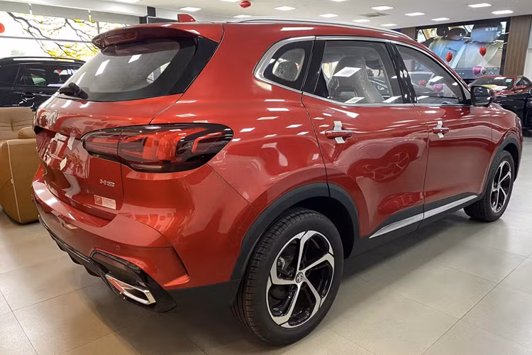 "Trái tim" của mẫu SUV cỡ C này là động cơ xăng 4 xi-lanh, tăng áp, dung tích 1.5L với công suất tối đa 173 mã lực và mô-men xoắn cực đại 275 Nm. Sức mạnh động cơ được truyền tới bánh thông qua hộp số tự động ly hợp kép 7 cấp.