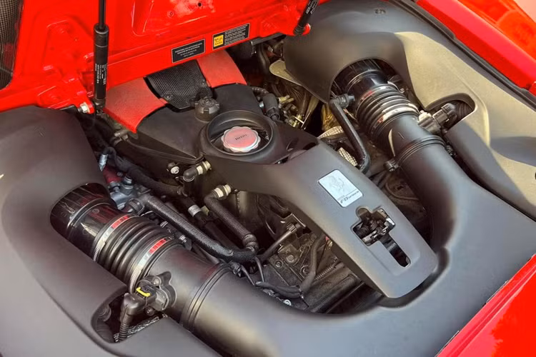 Cũng giống như những người anh em nhà "ngựa chồm" gồm 458 Spider và 488 Spider, Ferrari F8 Spider có phần mui cứng có thể thu gọn vào khoang sau, việc đóng/mở mui chỉ mất 14 giây, và nó có thể hoạt động ở tốc độ lên tới 45 km/h. Tuy nhiên, bộ mui trần dạng cứng này cũng khiến F8 Spider nặng hơn F8 Tributo tới 70 kg.