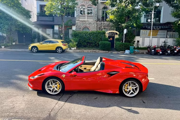 Với giá đang được chào bán trên thị trường xe cũ thì chủ nhân chiếc siêu xe Ferrari F8 Spider trong bài đã chịu khoản lỗ lên tới hơn 4 tỷ đồng. Về ngoại hình, chiếc Ferrari F8 Spider chính hãng này nhìn chung còn khá mới, chưa có dấu hiệu hao mòn do xe cũng ít được sử dụng và được “chăm sóc” cẩn thận.