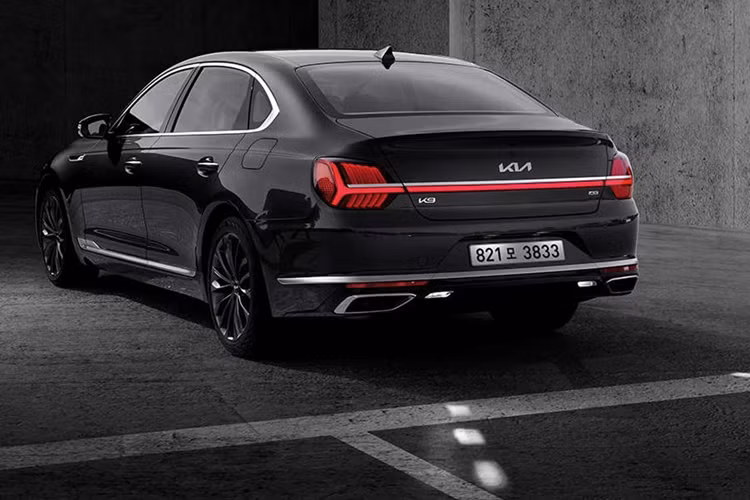 Các trang bị an toàn của xe gồm có hệ thống hỗ trợ lái bán tự động cấp độ 2, phanh khẩn cấp tự động, cảnh báo phương tiện cắt ngang, hỗ trợ đỗ xe từ xa, hệ thống treo điều khiển điện tử với việc tích hợp camera trước để phân tích điều kiện mặt đường…