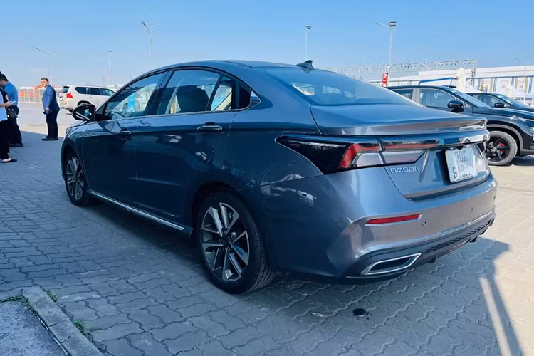 Dưới cản sau còn có bộ khuếch tán gió giả nhằm tăng vẻ thể thao cho mẫu sedan này. Bên trong Omoda S5 xuất hiện vô lăng vát đáy thể thao và cửa gió điều hòa kéo dài trên mặt táp-lô, tạo cảm giác rộng rãi hơn cho nội thất. Màn hình thông tin giải trí của xe không được đặt nổi trên mặt táp-lô như xu hướng thịnh hành.