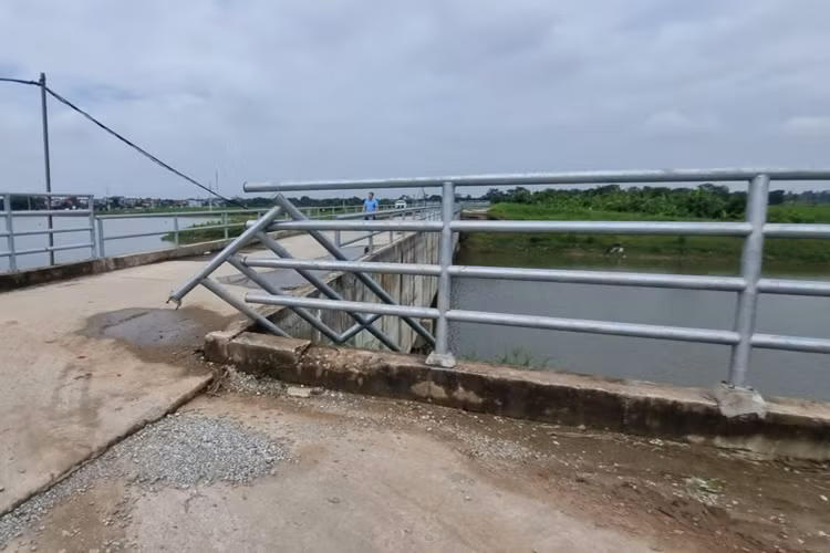 Tổng vốn đầu tư của dự án khoảng 4.815,8 tỷ đồng, tương đương 220 triệu USD. Trong đó, nguồn vốn vay Ngân hàng Thế giới (WB) khoảng 150 triệu USD và nguồn đối ứng của tỉnh Vĩnh Phúc khoảng 70 triệu USD. Trong ảnh là vị trí sụt lún trên tuyến kênh hút dẫn đến trạm bơm Nguyệt Đức.