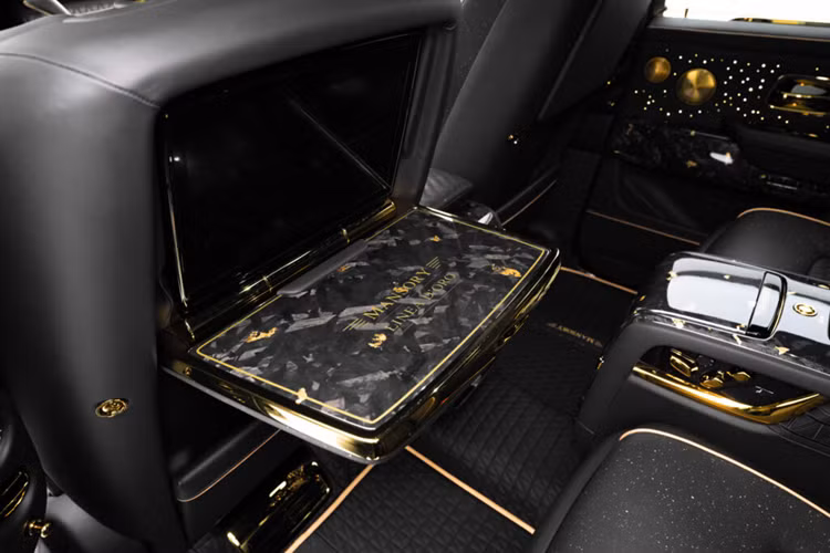 Tuy nhiên, đây không phải là sợi carbon thông thường. Mansory đã kết hợp các lớp dát vàng thật vào quá trình chế tác các chi tiết bằng carbon. Chính vì vậy, các chi tiết carbon này sẽ có những điểm nhấ bằng vàng thật độc đáo.
