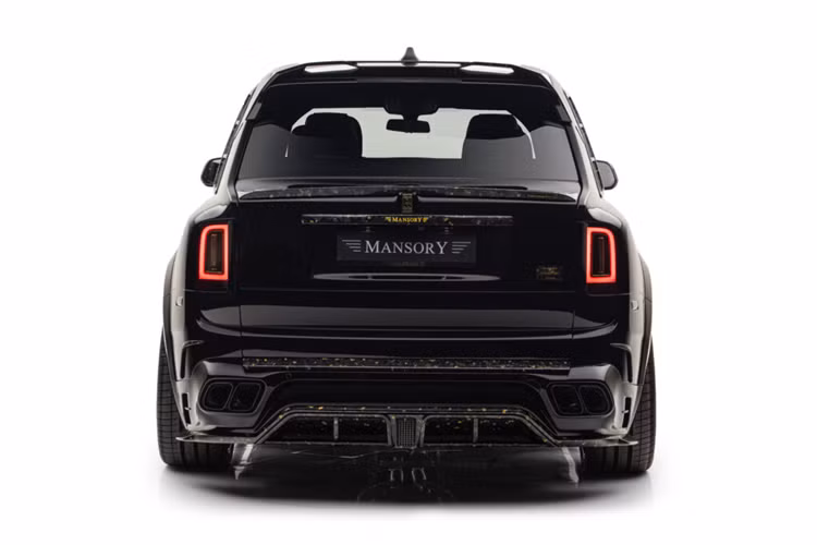 Nguyên bản chiếc SUV siêu sang Rolls-Royce Cullinan trang bị khối động cơ V12 tăng áp kép, dung tích 6,75 lít công suất cực đại 563 mã lực tại 5.000 vòng/phút và mô men xoắn cực đại 850 Nm tại 1.600 vòng/phút.