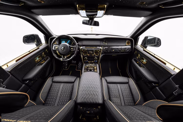 Ở phần cản trước, Mansory độ Rolls-Royce Cullinan với lưới tản nhiệt dạng thác nước quen thuộc với phần lưới tản nhiệt màu đen, cản trước mới và một loạt các hốc gió mới, tăng vẻ hầm hố cho chiếc SUV này. Phần cản trước còn được trang bị một bộ chia được làm bằng chất liệu sợi carbon.