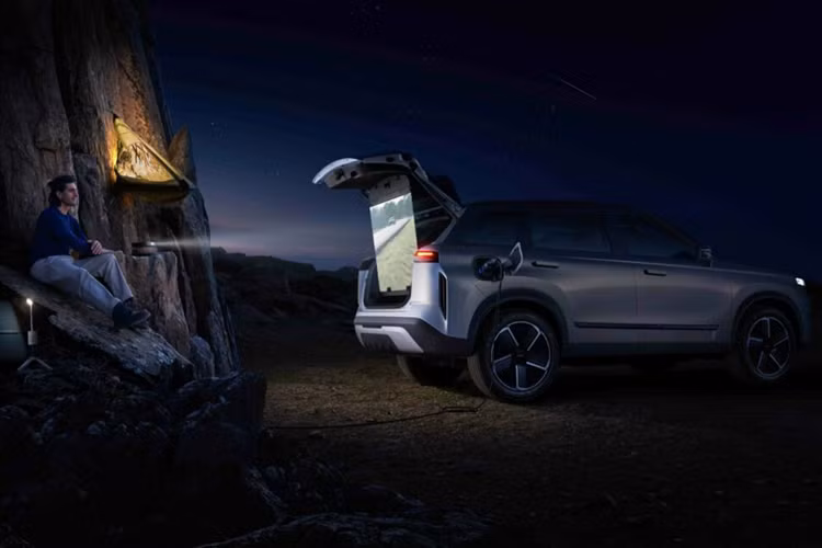 Khác với người anh em nằm cùng phân khúc là Omoda C5, Jaecoo J7 PHEV được thiết kế theo phong cách tròn trịa và mượt mà hơn, gợi liên tưởng đến SUV hạng sang Range Rover. Điểm nhấn của xe nằm ở lưới tản nhiệt cỡ lớn với các nan nằm dọc, cụm đèn trước hai tầng, vành hợp kim 19 inch, tay nắm cửa ẩn và đèn hậu nối liền hai bên.