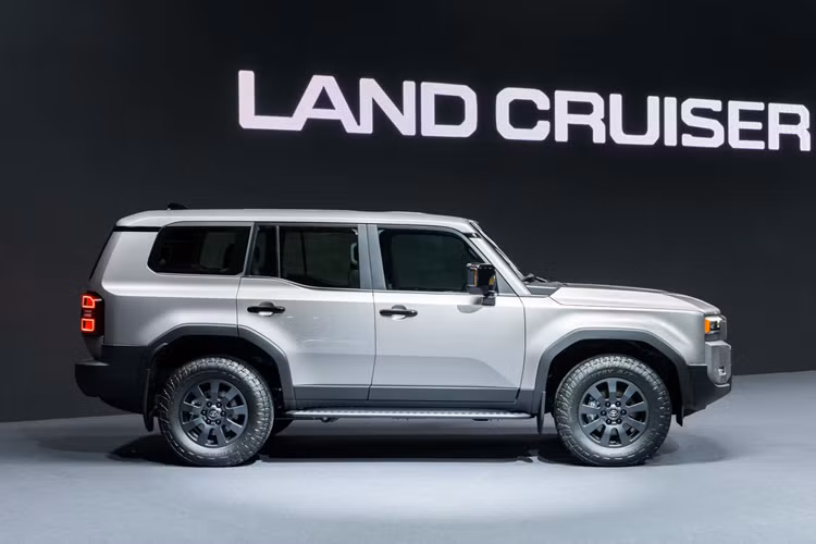 Xe dự kiến về Việt Nam trong tháng 7/2024, mức giá xe Toyota Land Cruiser Prado 250 khoảng hơn 3 tỷ đồng. Hiện tại, mẫu Prado thế hệ cũ thuộc Series 150 vẫn đang được Toyota Việt Nam phân phối với giá 2,628 tỷ đồng.