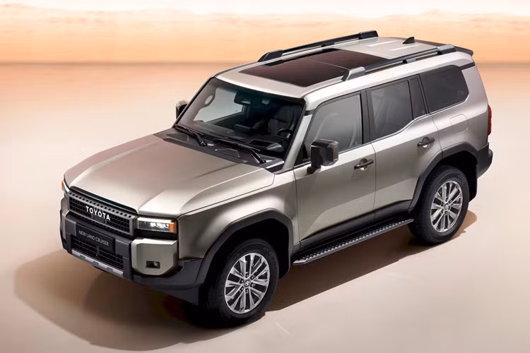 Toyota Land Cruiser Prado 250 2024 mới là dòng xe SUV cao cấp được ra mắt lần đầu vào tháng 8/2023. Ở thế hệ này, xe được bán ra với tên “Land Cruiser” tại Mỹ và các thị trường Tây Âu nhưng vẫn giữ lại hậu tố “Prado” trong tên gọi ở khu vực Đông Âu, Trung Đông và Australia.