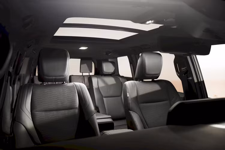 Ngoài ra, cũng có khả năng Land Cruiser Prado 250 thế hệ mới tại Việt Nam sẽ còn có thêm lựa chọn hệ truyền động hybrid xăng lai điện, vốn dĩ ban đầu chỉ được dành cho các thị trường Bắc Mỹ và Trung Quốc.