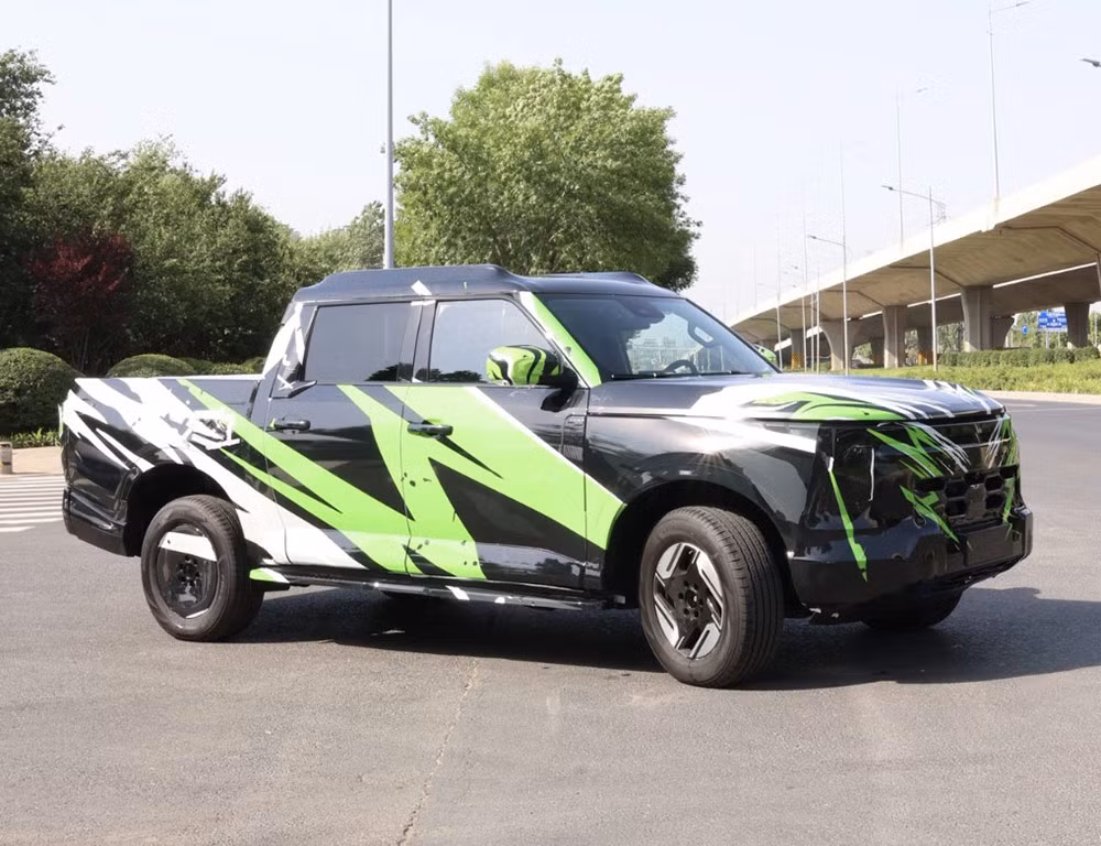 Theo đó ở thế hệ mới này, Nissan Navara 2025 tại Trung Quốc sẽ có ngoại hình đồ sộ, bề thế hơn. Đầu xe gây ấn tượng với lưới tản nhiệt họa tiết tổ ong cỡ lớn, đi cùng đường viền mạ chrome.