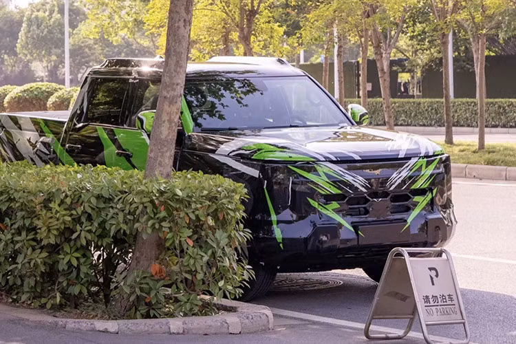 Cụm đèn pha của xe được thiết kế xếp tầng khá lạ mắt và cản trước cũng được làm lại nhìn khỏe khoắn, chắc chắn hơn. Phía đuôi xe có nhiều chi tiết được vay mượn từ Mitsubishi Triton mới.