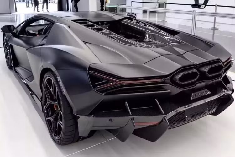 Trong đó, dân chơi này bán cùng lúc 2 chiếc siêu xe giới hạn Lamborghini Aventador LP770-4 SVJ, chỉ có 900 xe sản xuất trên toàn cầu, cùng chiếc xe thể thao hạng sang Aston Martin DB11 V8.