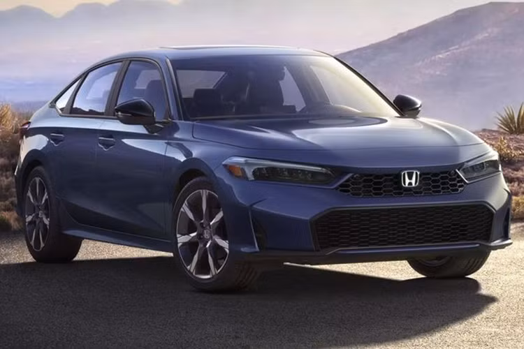 Không gian nội thất của Civic 2025 không khác biệt nhiều đời trước, song được nâng cấp đáng kể về công nghệ. Nổi bật nhất là màn hình thông tin giải trí kích cỡ tăng lên 9 inch, dùng phần mềm do Google phát triển và tích hợp sẵn các tiện ích của Google như bản đồ, trợ lý ảo hay cửa hàng ứng dụng.