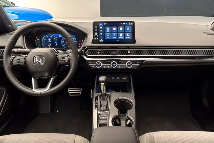 Với thông số như trên, Civic Hybrid 2025 trở thành mẫu xe "không phải Type R" mạnh nhất của thương hiệu Nhật Bản (Civic Type R được lắp động cơ 4 xi-lanh 2.0L tăng áp, mạnh 315 mã lực và mô-men xoắn cực đại 420 Nm).