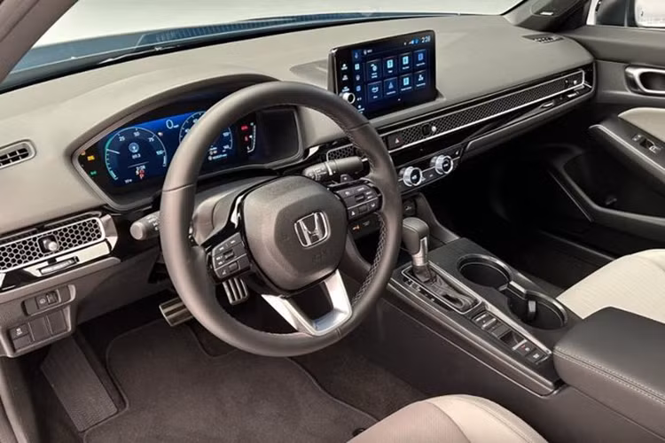 Mẫu xe sedan Honda Civic Hybrid 2025 được trang bị hệ thống hybrid tương tự Accord và CR-V, gồm động cơ xăng hút khí tự nhiên 4 xi-lanh 2.0L và hai mô-tơ điện, cho tổng công suất 200 mã lực và mô-men xoắn 315 Nm.